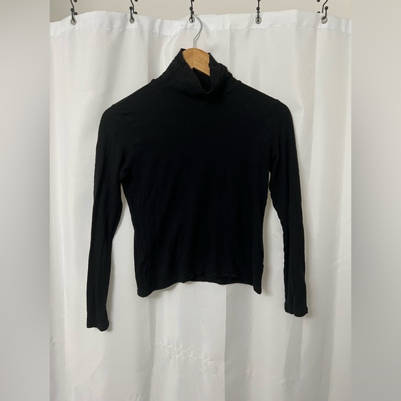 Vero Moda Tops - Vero Moda ✨ Black Turtle Neck Top